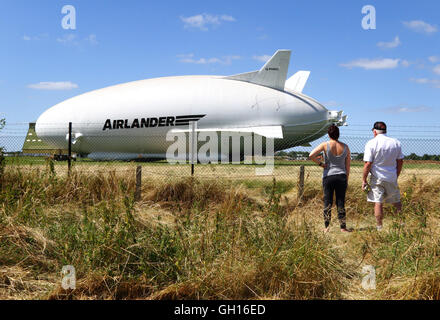 Cardington, Bedfordshire, UK. 7. August 2016. Größte Flugzeug der Welt wurde zum ersten Mal aus seinem Hangar gebracht dieses Wochenende das Flugzeug/Luftschiff-Hybride, Airlander 10 außerhalb Großbritanniens größte Hangar in Cardington, Bedfordshire verschoben wurde. Das 302ft-92 Meter lange Flugzeug geschleppt wurde an den Mast-Standort auf Felder innerhalb der Luft Hybridfahrzeuge Komplex, so dass die £ 25 Millionen der Öffentlichkeit vorgestellt. Datum der seine Erstflug - ursprünglich gehofft, auf den letzten Farnborough Air Show gewesen zu sein - wird noch bekannt gegeben. 7. August 2016 Credit: KEITH MAYHEW/Alamy Live-Nachrichten Stockfoto