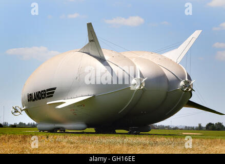 Cardington, Bedfordshire, UK. 7. August 2016. Größte Flugzeug der Welt wurde zum ersten Mal aus seinem Hangar gebracht dieses Wochenende das Flugzeug/Luftschiff-Hybride, Airlander 10 außerhalb Großbritanniens größte Hangar in Cardington, Bedfordshire verschoben wurde. Das 302ft-92 Meter lange Flugzeug geschleppt wurde an den Mast-Standort auf Felder innerhalb der Luft Hybridfahrzeuge Komplex, so dass die £ 25 Millionen der Öffentlichkeit vorgestellt. Datum der seine Erstflug - ursprünglich gehofft, auf den letzten Farnborough Air Show gewesen zu sein - wird noch bekannt gegeben. 7. August 2016 Credit: KEITH MAYHEW/Alamy Live-Nachrichten Stockfoto