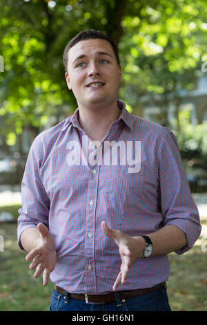 Hackney, London. VEREINIGTES KÖNIGREICH. 7. August 2016. Wes überspannt MP bei Owen Smith Labour Führung Rallye mit junge Mitglieder in London Fields, Hackney zu sprechen. Die Rallye ist Teil des Owen Smith Führung Kampagne, Jeremy Corbyn als der neue Führer der Labour Party zu ersetzen. Bildnachweis: Vickie Flores/Alamy Live-Nachrichten Stockfoto