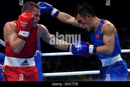 (160807) - RIO DE JANEIRO, 7. August 2016 (Xinhua)--Liu Wei China (R) konkurriert mit Eimantas Stanionis von Litauen in den Wettbewerb der Herren 69 KG Boxen vorläufige in Rio De Janeiro, Brasilien, am 7. August 2016. (Xinhua/Lin Yiguang) (dh) Stockfoto
