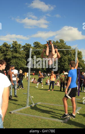 Gloucester, Großbritannien. 7. August 2016. Männer zeigen ihre gymnastischen Fähigkeiten, während Familien entspannen & genießen Sie Speisen im Messe/Fete im Park von Jamaika 54th Unabhängigkeitsfeierlichkeiten Kite & Familie. Gloucester in England 07.08.16. Bliss Lane Alamy Live-Nachrichten. Bildnachweis: Bliss Lane/Alamy Live-Nachrichten Stockfoto