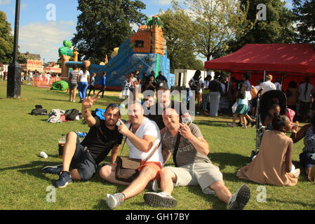 Gloucester, Großbritannien. 7. August 2016. Männer zeigen ihre gymnastischen Fähigkeiten, während Familien entspannen & genießen Sie Speisen im Messe/Fete im Park von Jamaika 54th Unabhängigkeitsfeierlichkeiten Kite & Familie. Gloucester in England 07.08.16. Bliss Lane Alamy Live-Nachrichten. Bildnachweis: Bliss Lane/Alamy Live-Nachrichten Stockfoto