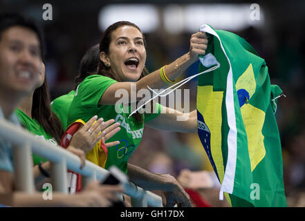 Rio De Janeiro, RJ, Brasilien. 7. August 2016. Olympia Schwimmen: Brasilianische fans feuern ihre Mannschaft in die Männer 4x100m Freistil-Staffel, als sie das Finale im Olympischen Spiele Aquatics Stadium während den Olympischen Spielen 2016 Rio Spiele machen. © Paul Kitagaki Jr./ZUMA Draht/Alamy Live-Nachrichten Stockfoto