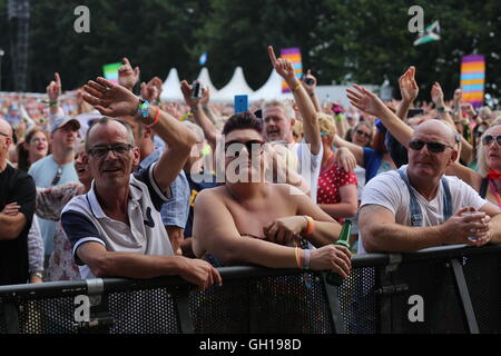 Siddington, Cheshire, UK. 7. August 2016. Fans im Rücklauf Festival Nord in Capesthorne Hall, in der Nähe von Macclesfield. Stockfoto