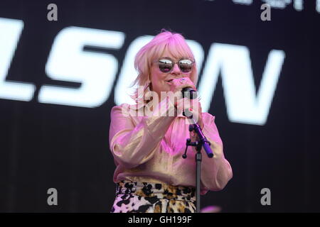 Siddington, Cheshire, UK. 7. August 2016. British Electric Foundation durchführen live mit Mari Wilson am Rücklauf Festival Nord in Capesthorne Hall, in der Nähe von Macclesfield. Stockfoto