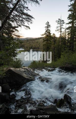 12. Juni 2014 - zwei Mammoth Lakes, Kalifornien, USA - Twin Falls oben Seen. Die Sierra ist Heimat von drei Nationalparks, zwanzig Wildnisgebiete und zwei nationale Denkmäler. Die Sierra Nevada ist das höchste Gebirge in den angrenzenden Vereinigten Staaten. Mammoth Lakes liegt am Rande der Long Valley Caldera und ist geologisch aktiv. Highlights sind die Mammoth Mountain Ski Area über Minarett-Gipfel, dann bis Devils Postpile National Monument, mit Zugang zu der Ansel Adams Wilderness. Das Gebiet verfügt über natürliche heiße Quellen, Seen, eine Soda springs und ein Obsidian dome. Mammoth Lakes ich Stockfoto