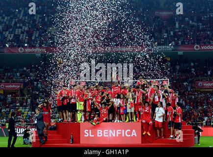 Aveiro. 7. August 2016. SL Benfica Spieler feiern mit der Trophäe auf dem Podium nach der portugiesischen Super-Cup-Fußball-Spiel gegen SC Braga in Aveiro City-Stadion in Aveiro am 7. August 2016. SL Benfica gewann 3: 0. © Zhang Liyun/Xinhua/Alamy Live-Nachrichten Stockfoto