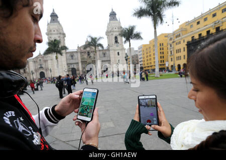 Lima, Peru. 7. August 2016. Zwei Jungen spielen "Pokemon Go" auf ihren Smartphones auf der Plaza Mayor in Lima, Hauptstadt von Peru, am 7. August 2016. "Pokemon Go" ist ein beliebtes augmented-Reality-Spiel gespielt auf Smartphones und Tablets, in denen Spieler verpflichtet sind, erkunden ihre Umgebung um Kreaturen finden, trainiere sie und nutzen sie, um gegen andere Spieler kämpfen. Bildnachweis: Norman Cordova/ANDINA/Xinhua/Alamy Live-Nachrichten Stockfoto