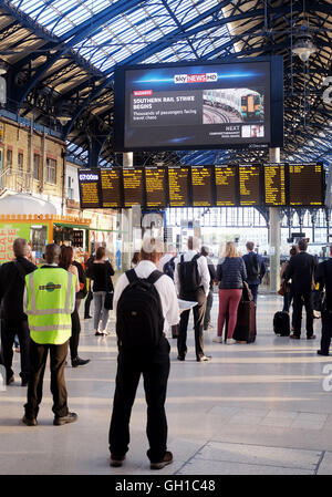 Brighton, Sussex UK 8. August 2016 - Pendler können erfahren sie auf der Großleinwand im Bahnhof von Brighton als Mitglieder der RMT Union ihren fünf-Tage-Streik über einen Streit beginnen über die Übernahme Dirigenten aus der Züge Southern Rail Credit: Simon Dack/Alamy Live News Stockfoto