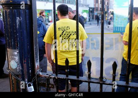 Brighton Sussex UK 8. August 2016 - Mitglieder der RMT Union vor Brighton Bahnhof früh heute Morgen zu Beginn ihrer fünftägigen Streik über einen Streit über die Einnahme von Leitern aus der Züge auf Southern Rail Kredit: Simon Dack/Alamy Live News Stockfoto