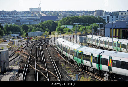 Brighton Sussex UK 8. August 2016 - Southern Train nördlich Bahnhof von Brighton als Mitglieder der RMT Union beginnen ihren fünf-Tage-Streik über einen Streit über die Einnahme von Leitern aus der Züge auf Southern Rail Kredit: Simon Dack/Alamy Live News Stockfoto