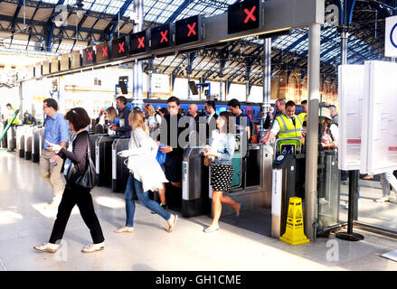 Brighton, Sussex UK 8. August 2016 - Passagiere kommen am Bahnhof von Brighton als Mitglieder der RMT Union ihren fünf-Tage-Streik über einen Streit beginnen über die Übernahme Dirigenten aus der Züge Southern Rail Credit: Simon Dack/Alamy Live News Stockfoto