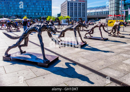 Berlin, Deutschland. 7. August 2016. Rainer Opolka des Künstlers hat 66 Bronze Wölfe am Washington Square am Eingang zum Berliner Hauptbahnhof installiert. Der Künstler versucht, die Öffentlichkeit über die Gefahren des Rassismus aufmerksam machen. Die jüngsten gewalttätigen Übergriffe in Deutschland haben eine Antwort von rechtsextremen Gruppen ausgelöst, die Anti-Immigration und fordern Bundeskanzlerin Angela Merkel Flüchtlingspolitik. Der Künstler weiß das Publikum zu erkennen den Unterschied zwischen Terrorismus und Menschen, die Terrorismus entkommen sind. Bildnachweis: Eden Breitz/Alamy Live-Nachrichten Stockfoto