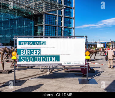 Berlin, Deutschland. 7. August 2016. Rainer Opolka des Künstlers hat 66 Bronze Wölfe am Washington Square am Eingang zum Berliner Hauptbahnhof installiert. Der Künstler versucht, die Öffentlichkeit über die Gefahren des Rassismus aufmerksam machen. Die jüngsten gewalttätigen Übergriffe in Deutschland haben eine Antwort von rechtsextremen Gruppen ausgelöst, die Anti-Immigration und fordern Bundeskanzlerin Angela Merkel Flüchtlingspolitik. Der Künstler weiß das Publikum zu erkennen den Unterschied zwischen Terrorismus und Menschen, die Terrorismus entkommen sind. Bildnachweis: Eden Breitz/Alamy Live-Nachrichten Stockfoto