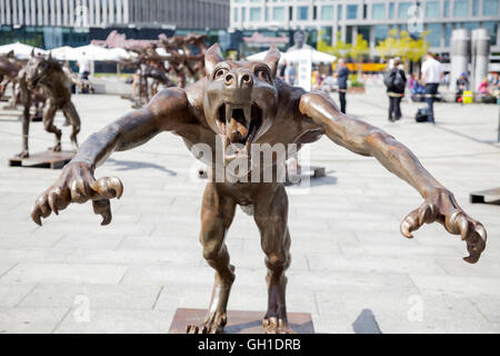 Berlin Deutschland. 7. August 2016. Vom 6. August bis zum 16. August 2016 eine Skulpturen-Ausstellung am Berliner Hauptbahnhof, Haupt-Bahnhof, genannt sterben Wölfe Sind Zurück? Die Wölfe sind zurück? Die Statuen sind vom Künstler Rainer Opolka und gegen Hass und Gewalt. Die Ausstellung wird in allen Bundesländern angezeigt. Bildnachweis: Julie g Woodhouse/Alamy Live-Nachrichten Stockfoto