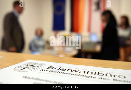 Berlin, Deutschland. 8. August 2016. Mitarbeiter der Post voting Abteilung während des Starts der Briefwahl im Rathaus Zehlendorf in Berlin, Deutschland, 8. August 2016. Foto: BRITTA PEDERSEN/Dpa/Alamy Live News Stockfoto