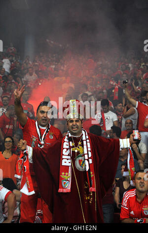 SL Benfica Fans feiern ihr Team Sieg über SC Braga im Supertaca Candido Oliveira Fußballspiel in Aveiro, Portugal Stockfoto