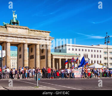 Brandenburger Tor, Berlin, Deutschland. 7. August 2016. Menschen besuchen Berlin-Moskau "Freundschaft der Menschen gegen die NATO-Propaganda" Rallye. Die Veranstaltung fand statt, um Freundschaft und den Frieden zwischen Russland und Deutschland zu fördern und nahmen Wll eine schwingende Masse. Bildnachweis: Eden Breitz/Alamy Live-Nachrichten Stockfoto