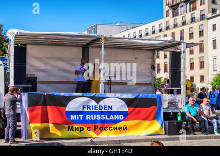 Brandenburger Tor, Berlin, Deutschland. 7. August 2016. Menschen besuchen Berlin-Moskau "Freundschaft der Menschen gegen die NATO-Propaganda" Rallye. Die Veranstaltung fand statt, um Freundschaft und den Frieden zwischen Russland und Deutschland zu fördern und nahmen Wll eine schwingende Masse. Bildnachweis: Eden Breitz/Alamy Live-Nachrichten Stockfoto