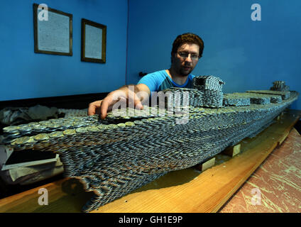 Chomutov, Tschechische Republik. 3. August 2016. Tschechischer Zeichner Marek Satka (Bild) baut ein Modell des deutschen Bismarck Schlachtschiff von 10-, 20- und 50 Heller Münzen, auf denen er etwa 60.000 von ihnen, in Chomutov, Tschechische Republik, 3. August 2016 verwendet hat. © Libor Zavoral/CTK Foto/Alamy Live-Nachrichten Stockfoto