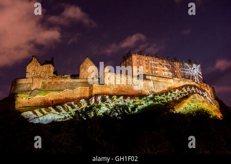 Edinburgh, Schottland. 7. August 2016. Licht und Laser Projektionen auf die Edinburgh Castle Fassade im Rahmen der Eröffnungsveranstaltung Standard Life projiziert: Deep Time Spektakel für das Edinburgh International Festival Credit: Guillem Lopez/Alamy Live News Stockfoto