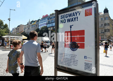 Prag, Tschechische Republik. 8. August 2016. Plakate informieren über das Verbot der Segway Zweirad-Elektro personal Transporter, hauptsächlich von ausländischen Touristen in der Innenstadt von Prag, Tschechische Republik, 8. August 2016 verwendet. © Katerina Sulova/CTK Foto/Alamy Live-Nachrichten Stockfoto