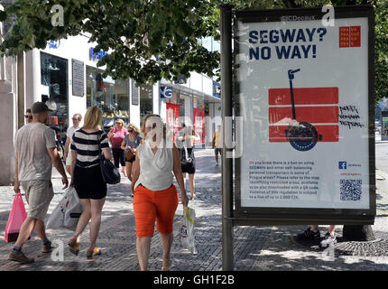 Prag, Tschechische Republik. 8. August 2016. Plakate informieren über das Verbot der Segway Zweirad-Elektro personal Transporter, hauptsächlich von ausländischen Touristen in der Innenstadt von Prag, Tschechische Republik, 8. August 2016 verwendet. © Katerina Sulova/CTK Foto/Alamy Live-Nachrichten Stockfoto