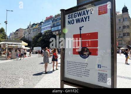 Prag, Tschechische Republik. 8. August 2016. Plakate informieren über das Verbot der Segway Zweirad-Elektro personal Transporter, hauptsächlich von ausländischen Touristen in der Innenstadt von Prag, Tschechische Republik, 8. August 2016 verwendet. © Katerina Sulova/CTK Foto/Alamy Live-Nachrichten Stockfoto