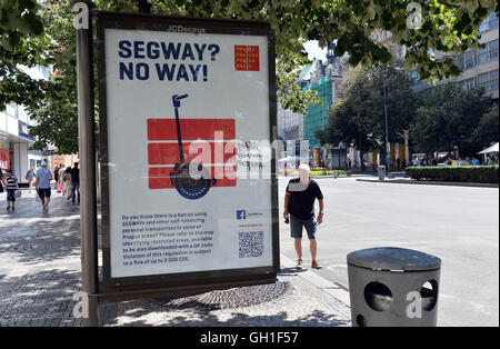 Prag, Tschechische Republik. 8. August 2016. Plakate informieren über das Verbot der Segway Zweirad-Elektro personal Transporter, hauptsächlich von ausländischen Touristen in der Innenstadt von Prag, Tschechische Republik, 8. August 2016 verwendet. © Katerina Sulova/CTK Foto/Alamy Live-Nachrichten Stockfoto