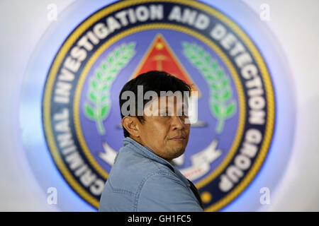 Quezon City, Philippinen. 8. August 2016. Talitay Bürgermeister Montasir Sabal kommt bei der Criminal Investigation und Detection Group, sich am Hauptsitz philippinischen Nationalpolizei in Quezon City, Philippinen, 8. August 2016 zu präsentieren. Philippinische Präsident Rodrigo Duterte am Sonntag gesperrt mehr als 150 Namen der Richter, Militär, Polizei und Gesetzgeber, die angeblich die alarmierenden Drogenproblematik in den Philippinen verbunden sind. © Rouelle Umali/Xinhua/Alamy Live-Nachrichten Stockfoto