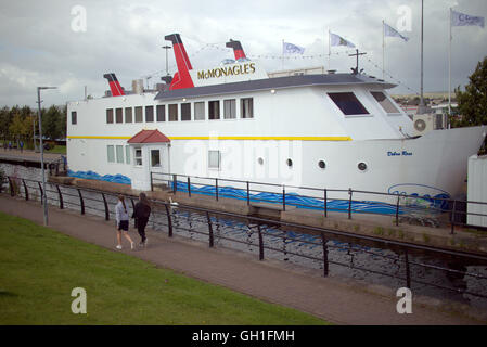 Clydebank, Glasgow, Schottland, UK 8. August 2016 auch die Tier-und Pflanzenwelt Essen bei den Chippy am McMonagles der weltweit ungewöhnlichsten Fisch ' n ' Chip-Shop ist das Schiff "Debra Rose". Die Schwäne bevorzugen das Segel durch Auftragsfenster, während die Möwen eine Tabelle nehmen. Die Räumlichkeiten des ersten Segels durch Fisch und Chips Restaurant Service-Fenster ein Segel vergangen und jetzt bekommt ein neues Gesicht, wie es seinen Erfolg weiter. Ungewöhnlicher Anblick eines großen speziell angefertigten Schiffs, das ein Restaurantbesucher Überraschungen ist, wie Sie Clydebank auf den Forth und Clyde Kanal Weg und Zyklus RV7 NCN eingeben. Bildnachweis: Gerard Fähre/Alamy Live News Stockfoto