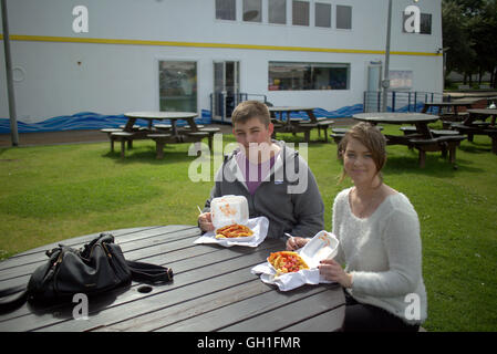 Clydebank, Glasgow, Schottland, UK 8. August 2016 auch die Tier-und Pflanzenwelt Essen bei den Chippy am McMonagles der weltweit ungewöhnlichsten Fisch ' n ' Chip-Shop ist das Schiff "Debra Rose". Die Schwäne bevorzugen das Segel durch Auftragsfenster, während die Möwen eine Tabelle nehmen. Die Räumlichkeiten des ersten Segels durch Fisch und Chips Restaurant Service-Fenster ein Segel vergangen und jetzt bekommt ein neues Gesicht, wie es seinen Erfolg weiter. Ungewöhnlicher Anblick eines großen speziell angefertigten Schiffs, das ein Restaurantbesucher Überraschungen ist, wie Sie Clydebank auf den Forth und Clyde Kanal Weg und Zyklus RV7 NCN eingeben. Bildnachweis: Gerard Fähre/Alamy Live News Stockfoto