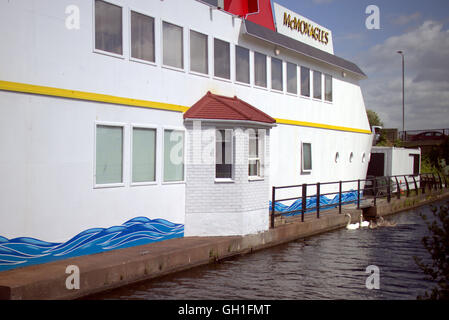 Clydebank, Glasgow, Schottland, UK 8. August 2016 auch die Tier-und Pflanzenwelt Essen bei den Chippy am McMonagles der weltweit ungewöhnlichsten Fisch ' n ' Chip-Shop ist das Schiff "Debra Rose". Die Schwäne bevorzugen das Segel durch Auftragsfenster, während die Möwen eine Tabelle nehmen. Die Räumlichkeiten des ersten Segels durch Fisch und Chips Restaurant Service-Fenster ein Segel vergangen und jetzt bekommt ein neues Gesicht, wie es seinen Erfolg weiter. Ungewöhnlicher Anblick eines großen speziell angefertigten Schiffs, das ein Restaurantbesucher Überraschungen ist, wie Sie Clydebank auf den Forth und Clyde Kanal Weg und Zyklus RV7 NCN eingeben. Bildnachweis: Gerard Fähre/Alamy Live News Stockfoto