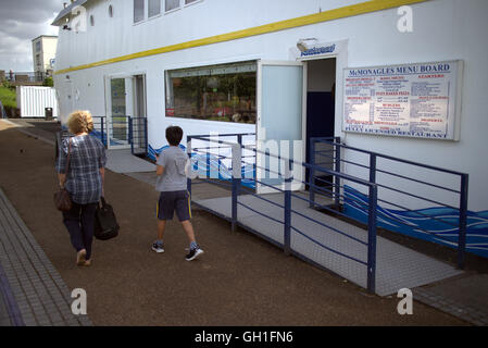 Clydebank, Glasgow, Schottland, UK 8. August 2016 auch die Tier-und Pflanzenwelt Essen bei den Chippy am McMonagles der weltweit ungewöhnlichsten Fisch ' n ' Chip-Shop ist das Schiff "Debra Rose". Die Schwäne bevorzugen das Segel durch Auftragsfenster, während die Möwen eine Tabelle nehmen. Die Räumlichkeiten des ersten Segels durch Fisch und Chips Restaurant Service-Fenster ein Segel vergangen und jetzt bekommt ein neues Gesicht, wie es seinen Erfolg weiter. Ungewöhnlicher Anblick eines großen speziell angefertigten Schiffs, das ein Restaurantbesucher Überraschungen ist, wie Sie Clydebank auf den Forth und Clyde Kanal Weg und Zyklus RV7 NCN eingeben. Bildnachweis: Gerard Fähre/Alamy Live News Stockfoto