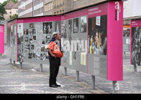 Berlin, Deutschland. 3. August 2016. Die Open-Air-Ausstellung Revolution und dem Fall der Mauer bei der Stasi-Zentrale in Berlin, Deutschland, 3. August 2016. Auf 1.300 Quadratmetern dokumentiert zweisprachige Dauerausstellung die wichtigsten Phasen der friedlichen Revolution in der DDR - von den Anfängen des Protestes über den Fall der Mauer zur deutschen Einheit. © Martin Weiser/CTK Foto/Alamy Live-Nachrichten Stockfoto