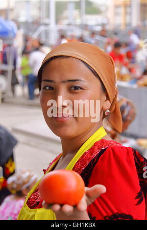 Porträt einer schönen Frau usbekische, Gemüse auf dem Lebensmittelmarkt in Samarkand, Usbekistan verkauft Stockfoto