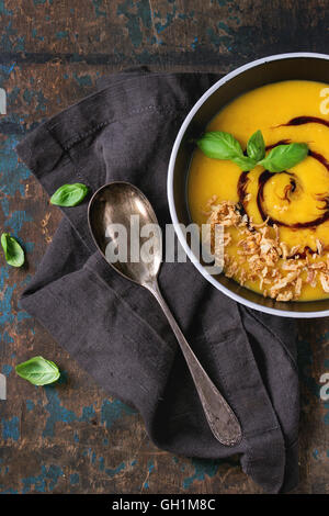 Kürbis-Süßkartoffel-Suppe Stockfoto