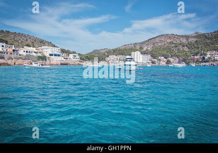 Blaue azurblauen Mittelmeer Wasser und festgemachten Boote an einem sonnigen Sommertag am 5. August in Sant Elm, Mallorca, Spanien. Stockfoto