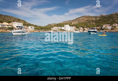 Blaue azurblauen Mittelmeer Wasser und festgemachten Boote an einem sonnigen Sommertag am 5. August in Sant Elm, Mallorca, Spanien. Stockfoto