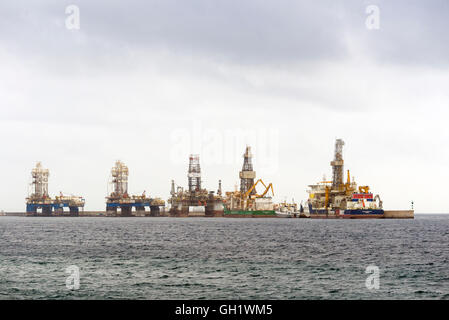 LAS PALMAS DE GRAN CANARIA, Spanien - 31. Juli 2016: Boote für die Durchführung von Kohlenwasserstoff Explorationsbohrungen in tiefen Gewässern in den Atla Stockfoto