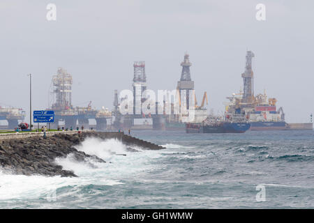 LAS PALMAS DE GRAN CANARIA, Spanien - 31. Juli 2016: Boote für die Durchführung von Kohlenwasserstoff Explorationsbohrungen in tiefen Gewässern in den Atla Stockfoto