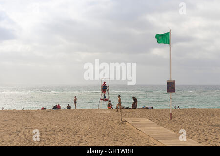 LAS PALMAS DE GRAN CANARIA, Spanien - 1. August 2016: Rettungsschwimmer Turm, Schwimmer und grüne Flagge am Strand Las Canteras in ein quie Stockfoto