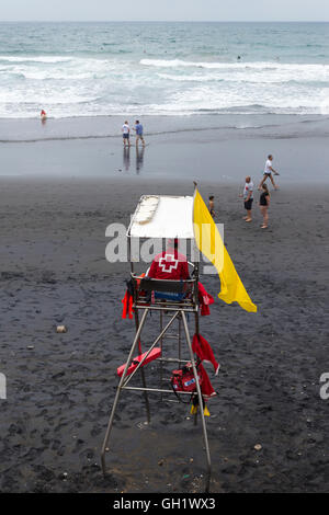 LAS PALMAS DE GRAN CANARIA, Spanien - 3. August 2016: Rettungsschwimmer Turm, Schwimmer und gelbe Flagge (Vorsicht) in der Las Canteras beac Stockfoto