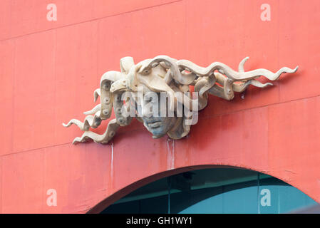 LAS PALMAS DE GRAN CANARIA, Spanien - 3. August 2016: Dekorative Skulptur an der Fassade des Alfredo Kraus Auditorium in Las Palma Stockfoto