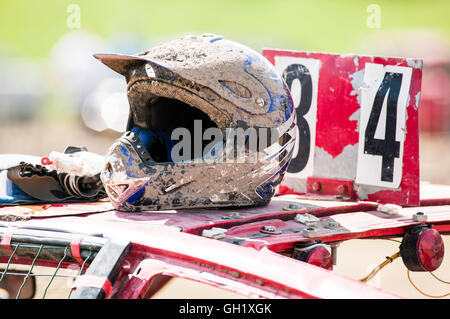 Helm mit Schlamm liegend auf dem Dach ein Stock-Car nach einem Rennen statt Stockfoto