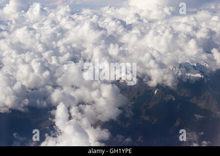 Peru - Mai 11: Luftaufnahme des caped Schneeberge von Peru von einem Flugzeug von Lima nach Cusco fliegen. 11. Mai 2016, Peru. Stockfoto