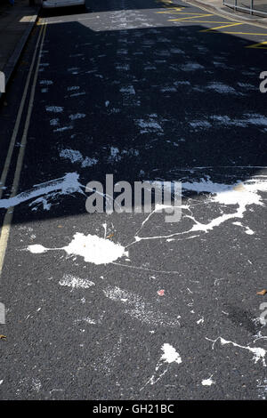 Auto-Reifenspuren auf Straße von verschüttetem weiß malen England uk Stockfoto