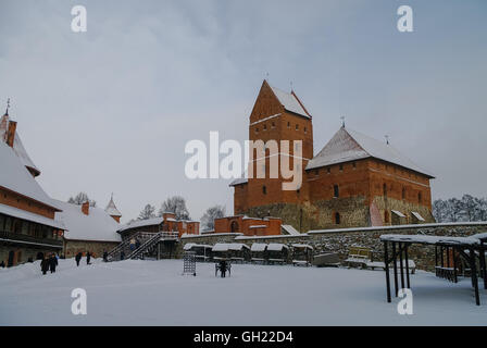 Trakai, Litauen - 4. Januar 2011: Mittelalterliche Burg in Trakai, Winterlandschaft, Bezirk Vilnius. Stockfoto