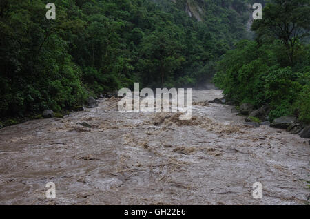 Stromschnellen des Urubamba-Fluss in der Nähe von Aguas Calientes Dorf nach Tropenregen, Peru Stockfoto