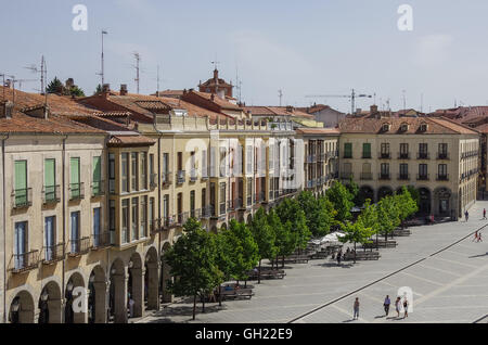 Avila, Spanien - 23. August 2012: Ansicht der Gebäude am Plaza Santa Teresa de Jesus von mittelalterlichen Stadtmauern. Castilla y Leon, Spa Stockfoto